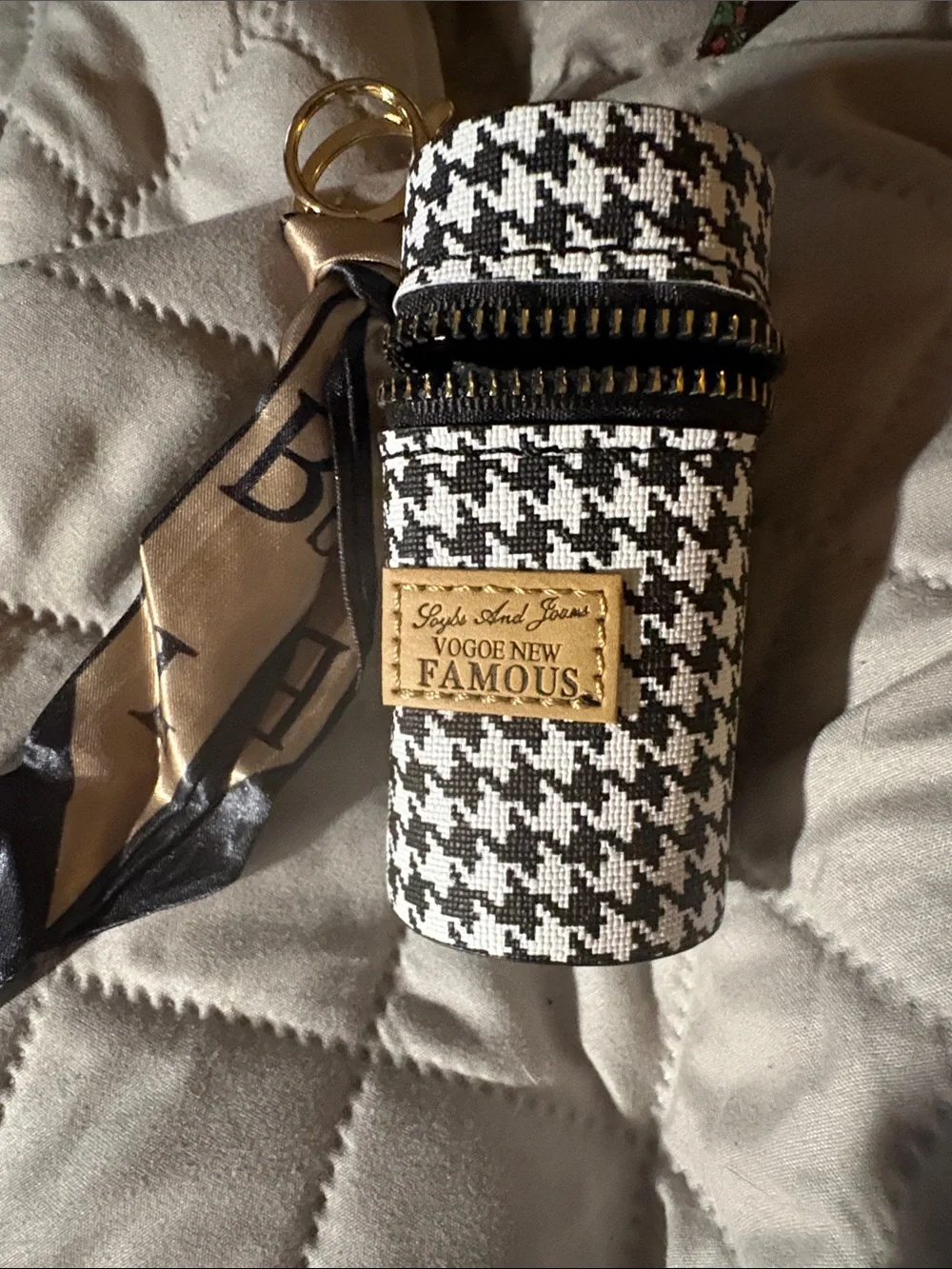 Vogue New Famous Black and White Houndstooth Key/Card Holder with Ribbon
